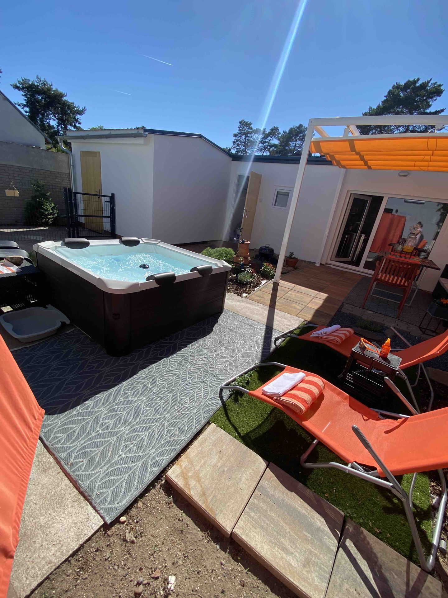 Cukrkandl – vířivka, terasa a oranžová pergola